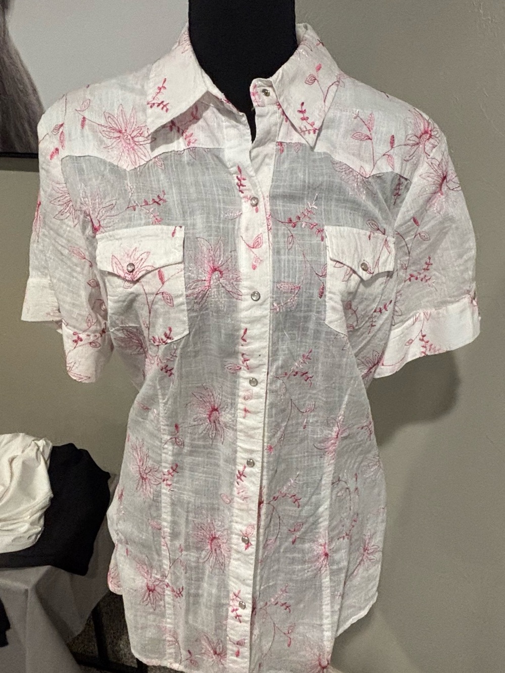 Roper White Button Shirt with pink Logo Detail